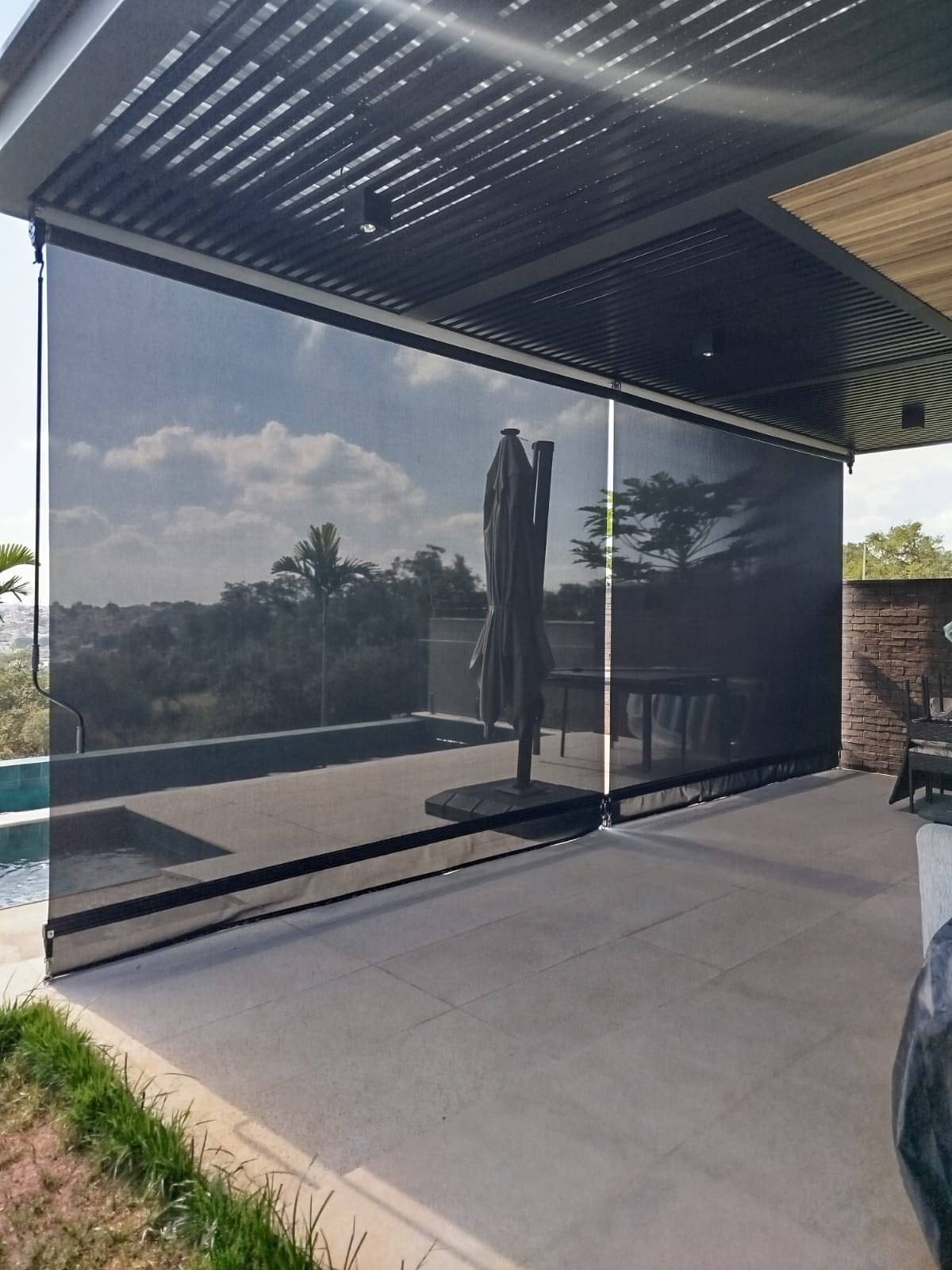 Cortina externa tela solar com visão para área verde — Itu