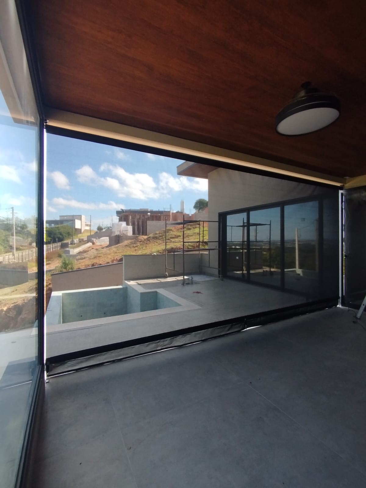 Cortinas externas pretas em cobertura residencial — Itu