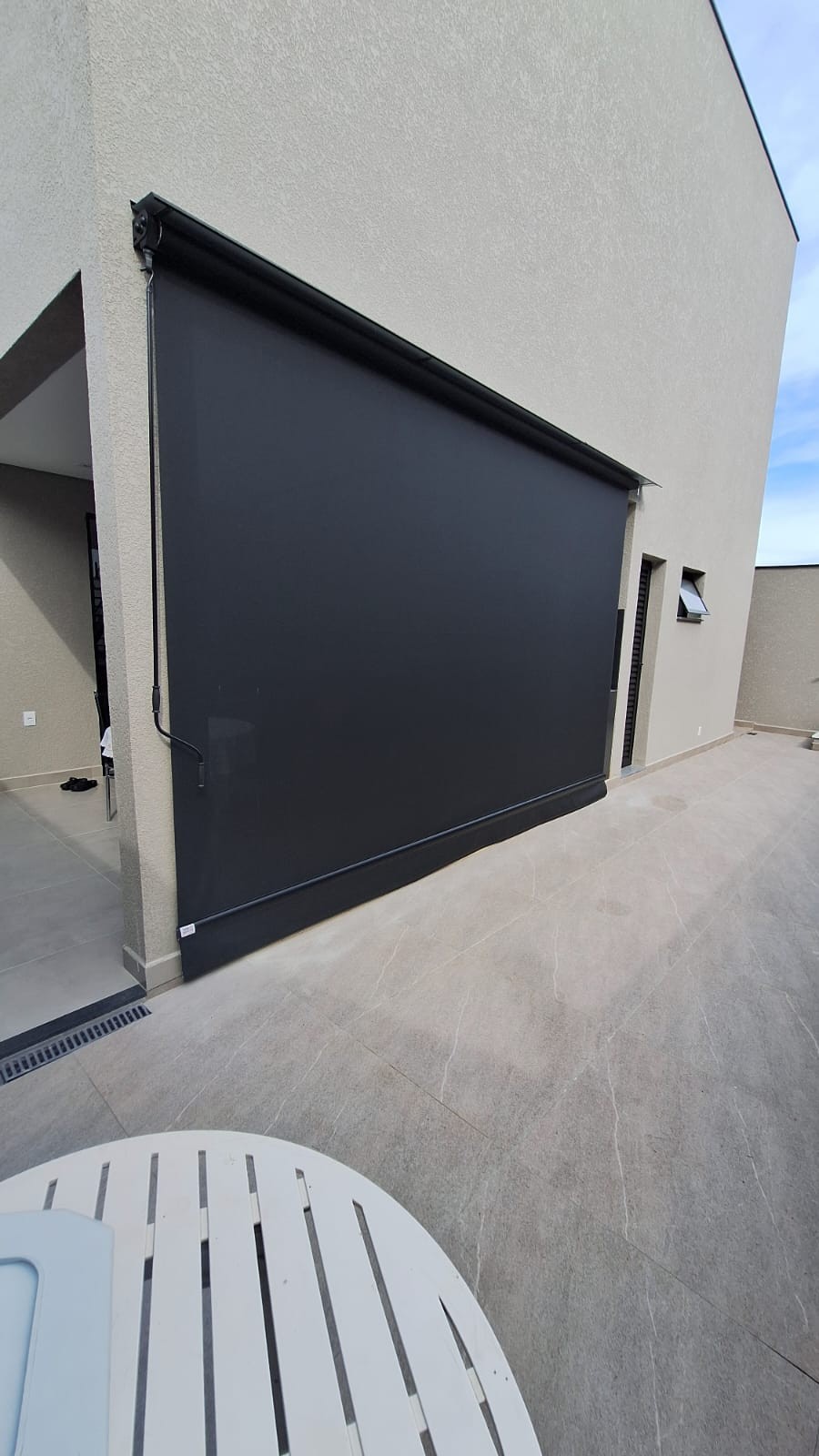Toldo articulado preto em fachada residencial — Itu