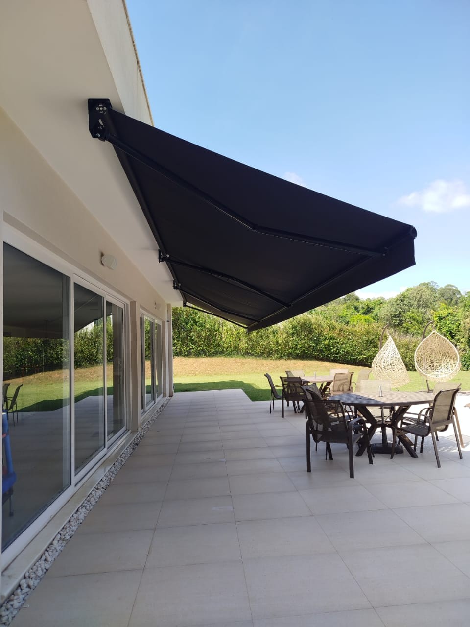 Toldo articulado preto instalado em Itu — proteção UV e conforto térmico