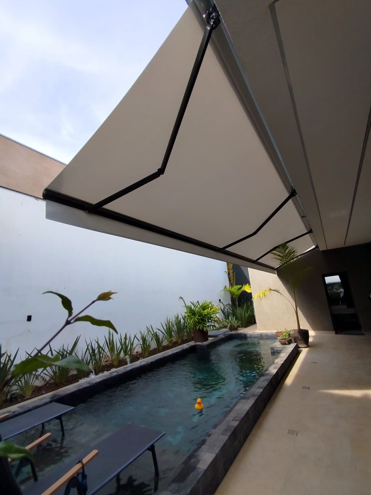 Toldo articulado italiano instalado em varanda — Itu